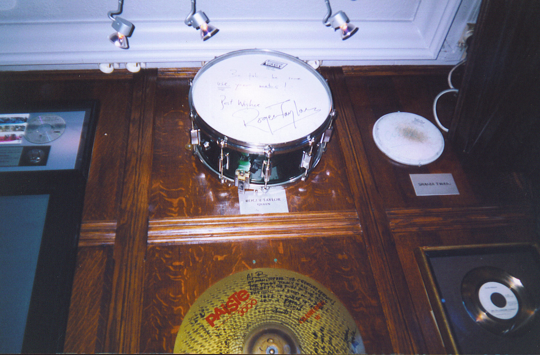 signature of roger in hard rock coffee in Paris